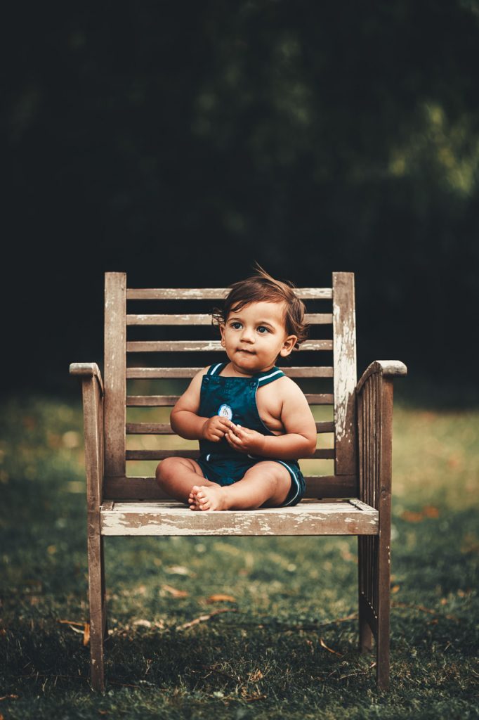 Portrait shooting photo bébé garçon chaise calme mignon beau