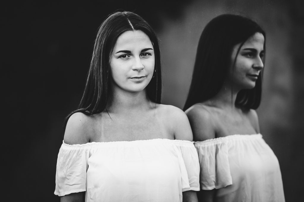 Shooting photo portrait séance nancy noir et blanc reflet vitre belle fille