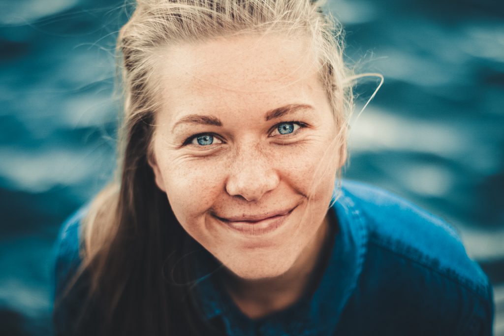 jolie fille blonde yeux bleus mer eau regard portrait norvègienne