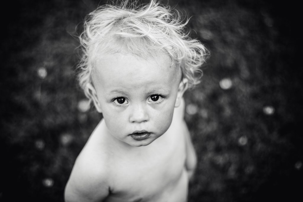 portrait enfant petit garçon innocent noir et blanc cheveux