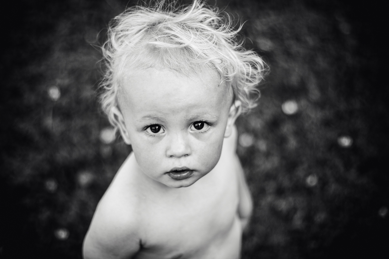 portrait enfant petit garçon innocent noir et blanc cheveux