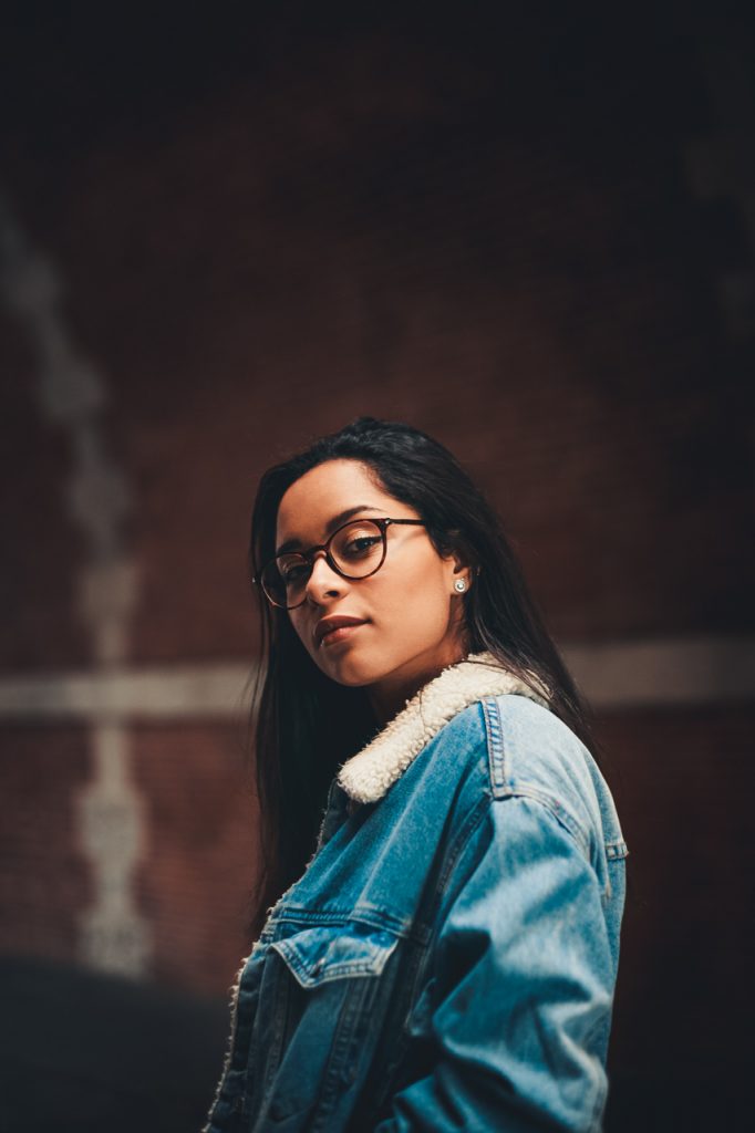 Shooting Nancy Portrait Cathédrale Femme Mode Jean Veste Lunettes