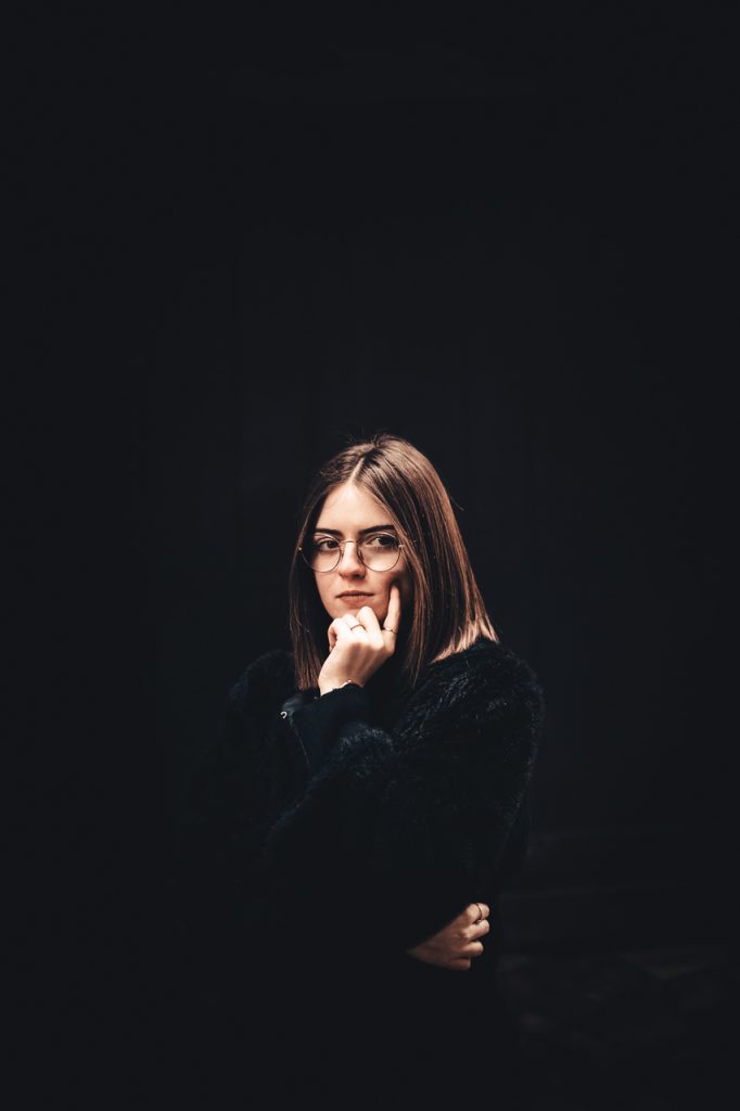 Portrait shooting fille femme sérieuse lunettes sombre