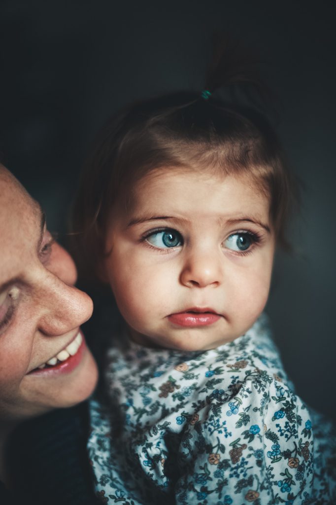 Mère fille shooting Paris intérieur hiver expression enfant