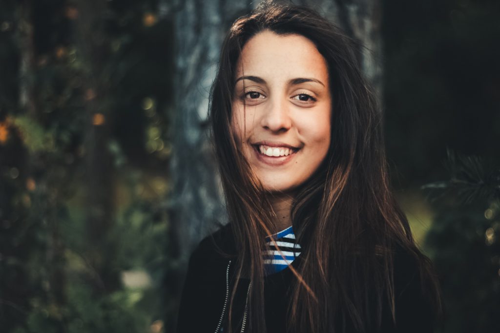 portrait fille norvège naturelle extérieur arbre feuilles