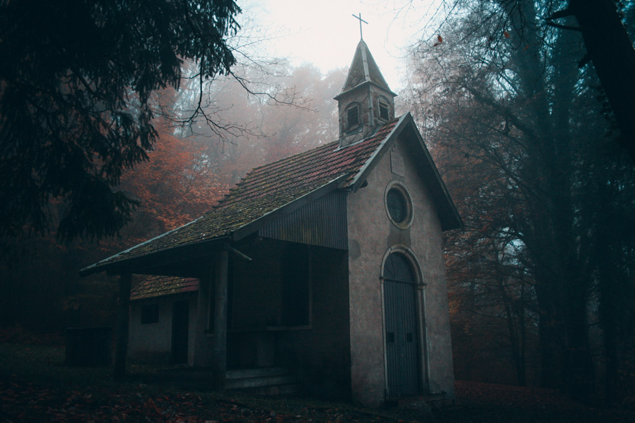 ambiance lugubre glauque chapelle nuit brouillard forêt