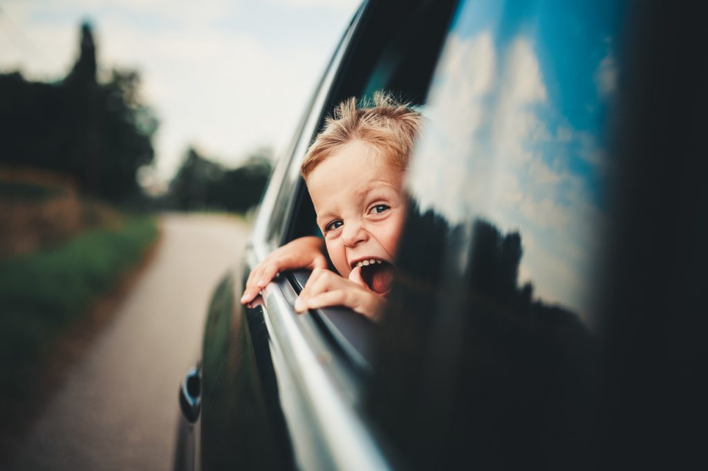 portrait famille shooting petit garçon fenêtre voiture rires