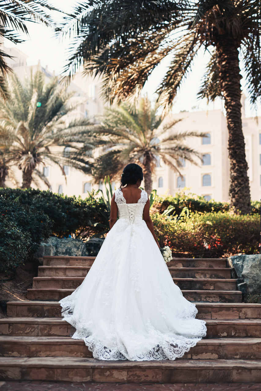 Dubaï Mariage Émirats arabes unis Mariée Shooting Palais Couple Robe Bouquet Fleurs Palmiers