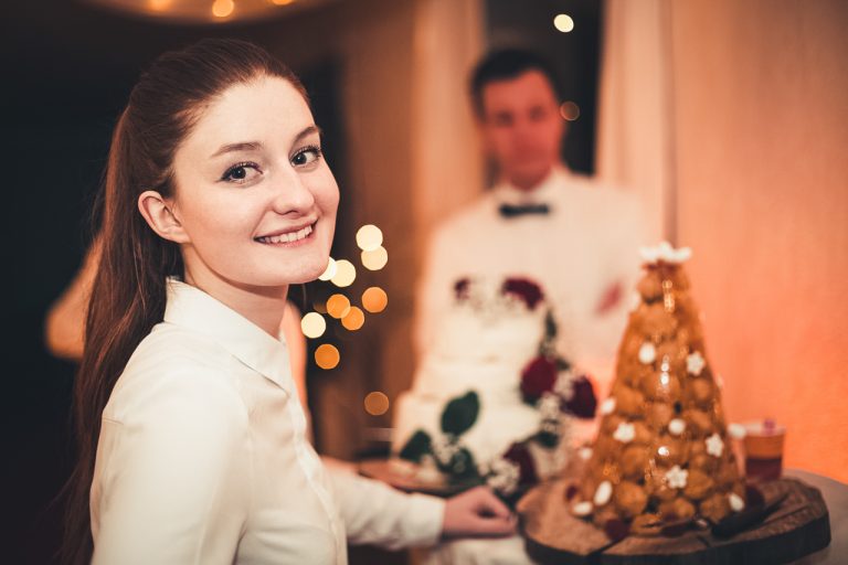 Gateau mariage mariés découper part fête salle soirée