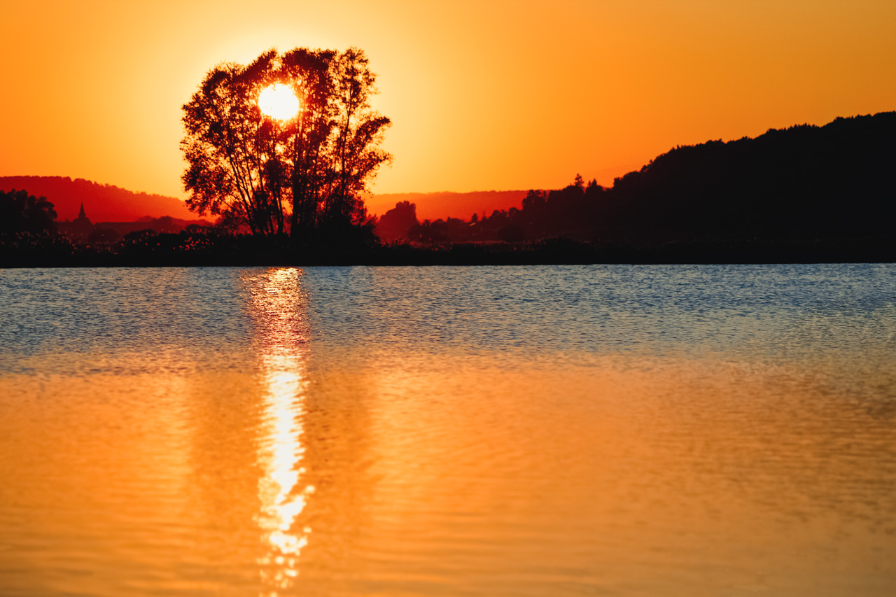 lac étang soleil orangé rouge coucher soirée eau reflet couleurs vives