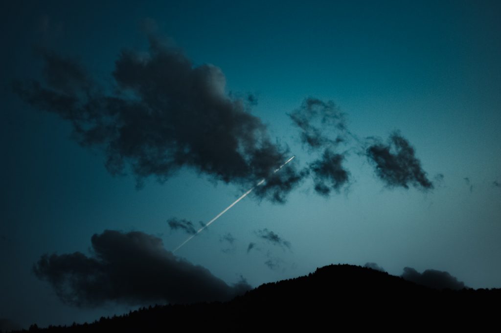 Ciel avion nuages forêt montagne bleu soir nuit