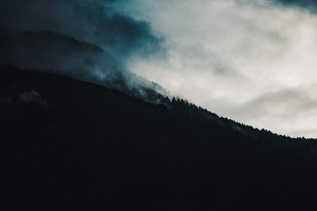 montagne forêt retouches sombre obscurité ténèbres noir bleu pics