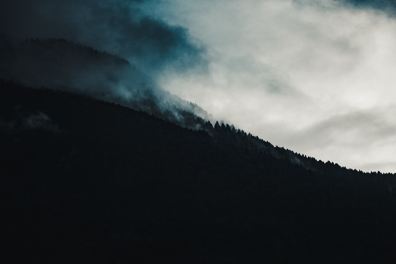 montagne forêt retouches sombre obscurité ténèbres noir bleu pics