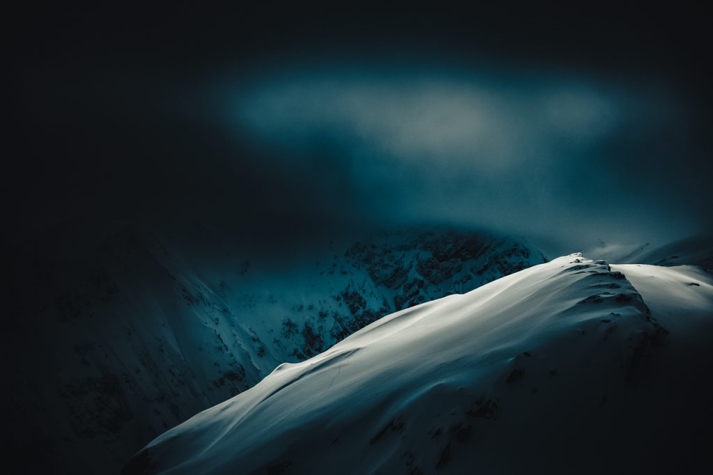 montagne retouches sombre obscurité ténèbres noir bleu pics
