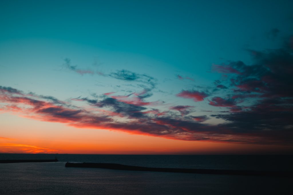 Couleurs nuages soirée coucher soleil océan mer port bateau Danemark