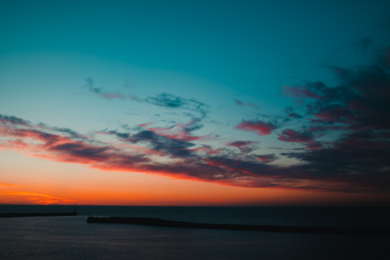Couleurs nuages soirée coucher soleil océan mer port bateau Danemark