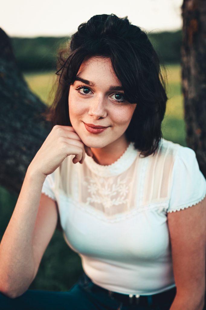 sarah louis portrait shooting nature pose modèle yeux soir champenoux