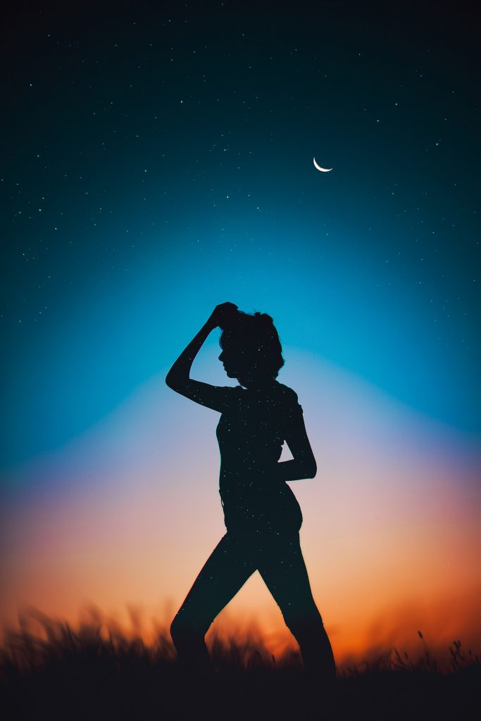 sarah louis portrait shooting nature pose modèle soir champenoux nuit étoiles lune coucher soleil ombre silhouette femme