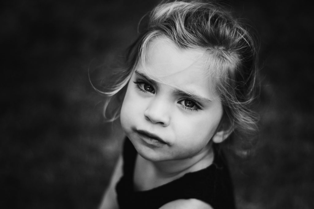 Portrait fête petite fille noir et blanc yeux shooting pulnoy